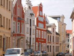 Flotte fasader i Bohrstrasse, som ligger i forlengelsen av Krämerstrasse og leder ned til kanalen Grube. Foto: © reisdit.no Bohrstrasse, Wismar, Østersjøen, middelalder, Backsteinsgotik, Ostsee, Unesco Verdensarv, Gamlebyen, Altstadt, Hansestadt Wismar, Mecklenburg Vorpommern, Nord-Tyskland