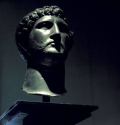 Et portrett av keiser Hadrian (76-138) fra hans tid er stilt ut i Museum of London. Foto: © BTA visitlondonimages britainonview Keiser Hadrian, Londinium, romertid, London, British Museum, romerne, middelalder, historisk, Unescos liste over Verdensarven, Tower, England Storbritannia